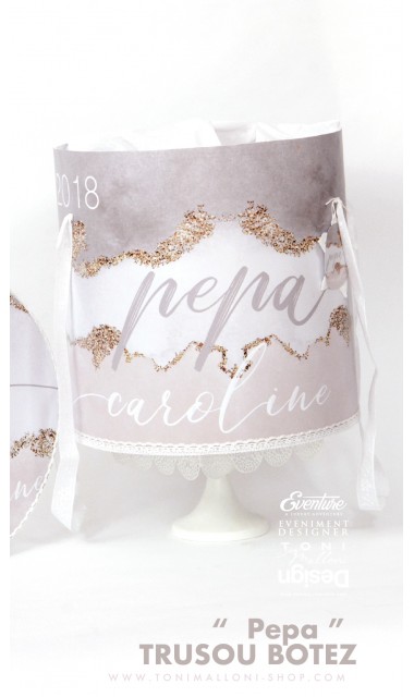 Trusou botez brodat pentru fetite cu o nota eleganta de gold si crem, Pepa 5